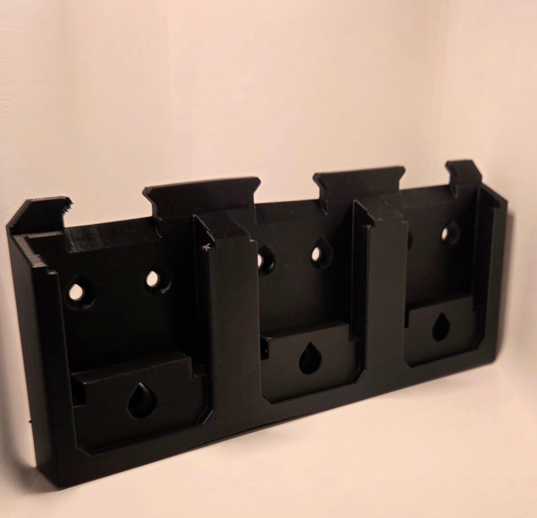 3D Printed Makita Wall-Mounted 3-Battery Holder